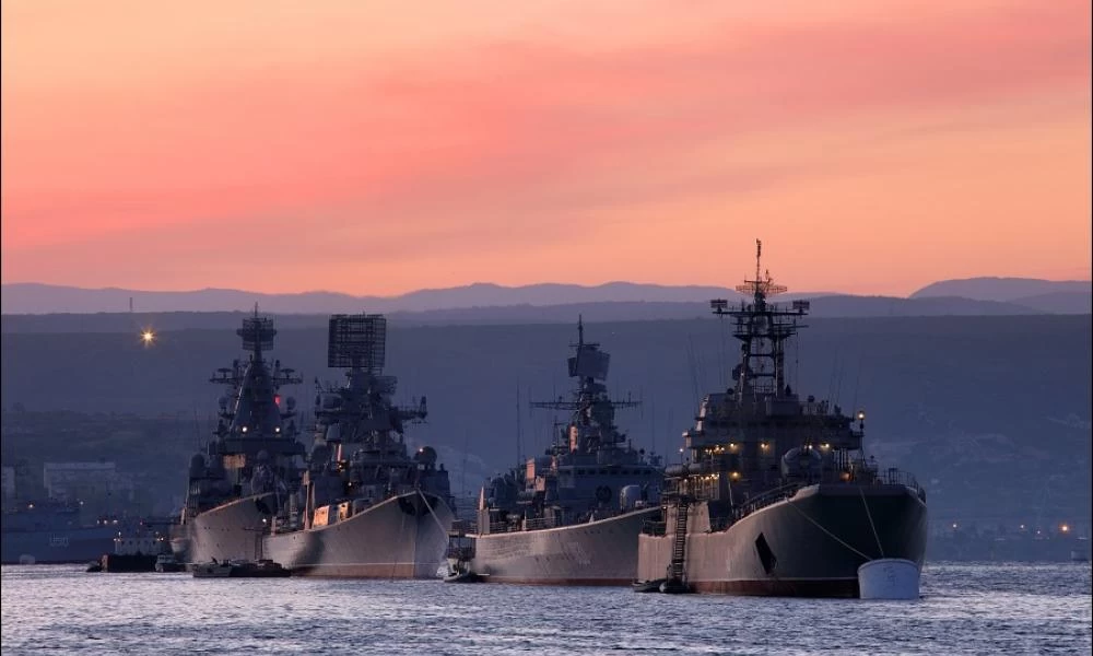 Η Ρωσία κινητοποιεί ολόκληρο τον στόλο της Μαύρης Θάλασσας